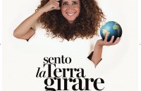 Teresa-Mannino-in-Sento-la-terra-girare